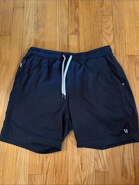 Vuori sz XL Men's Black Drawstring + pockets Shorts great condition.